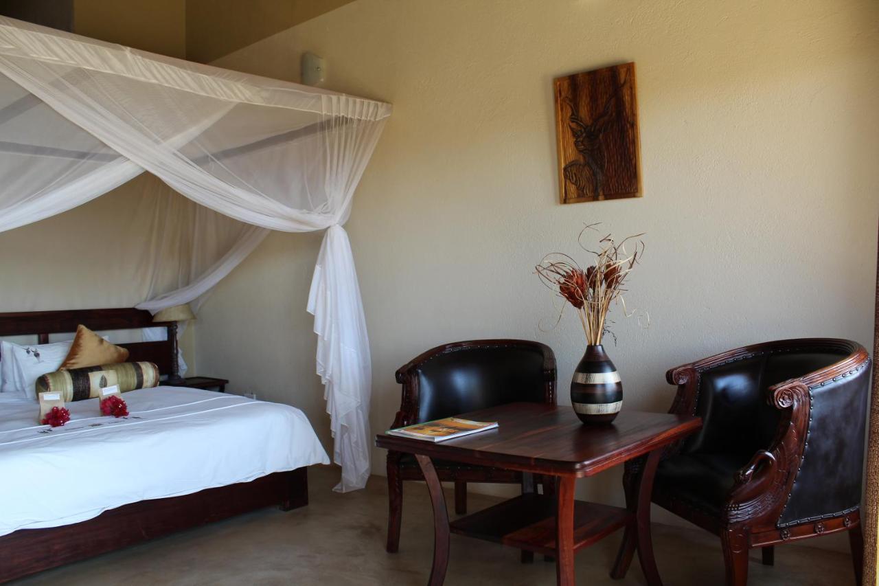 Okutala Etosha Lodge Outjo Bagian luar foto